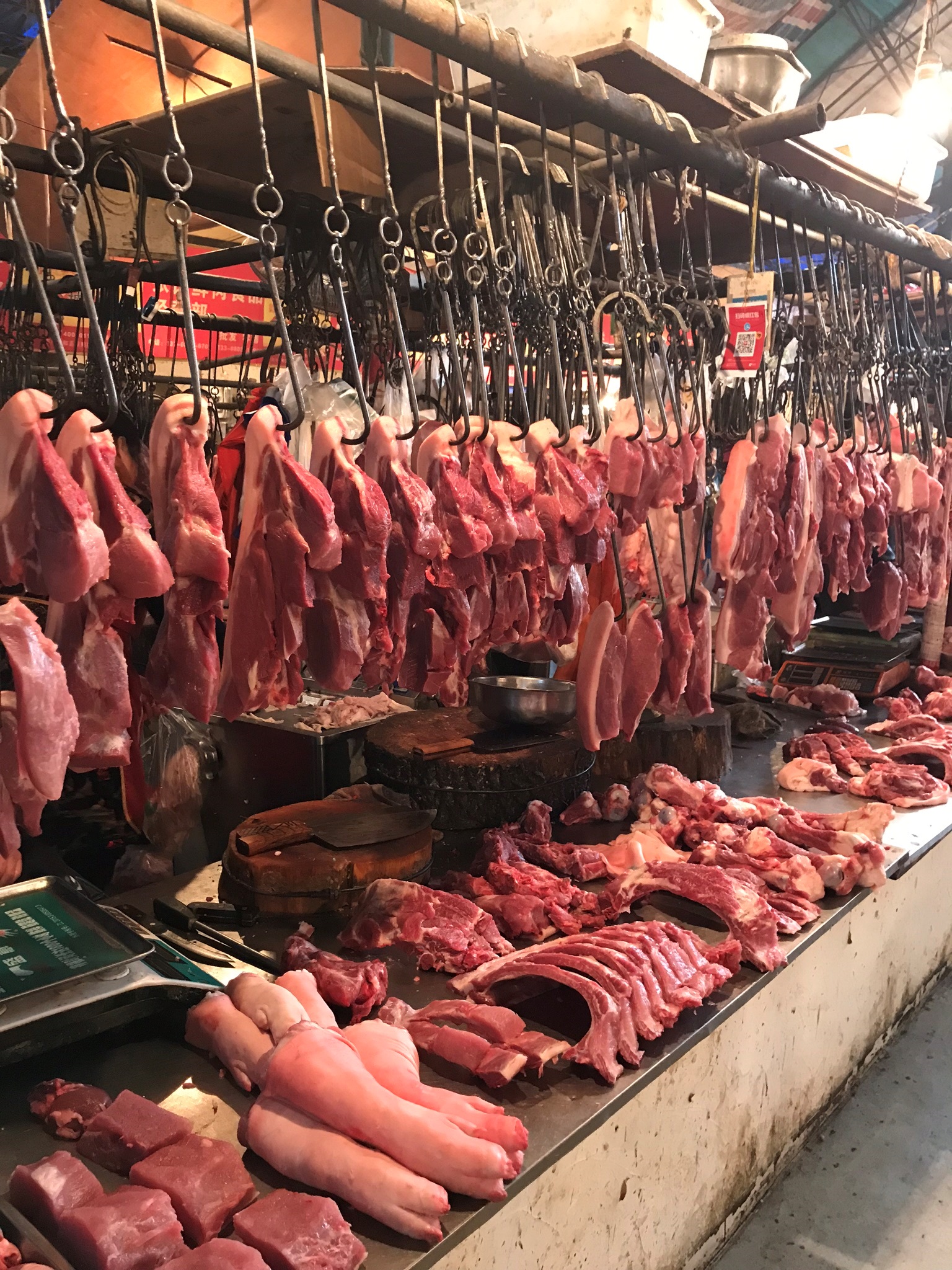 写真1　成都市内の精肉市場で売られている豚の様々な部位。