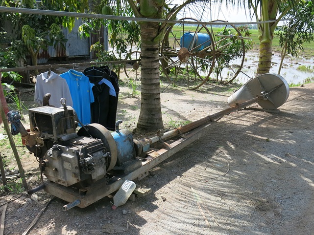 写真2　運河から水田に水を引く灌漑ポンプ。耕耘機のエンジンが使われている
