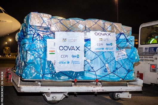 写真1　COVAXファシリティを通じて西アフリカのベナン共和国の空港に到着した新型コロナウイルスのワクチン（2021年3月）