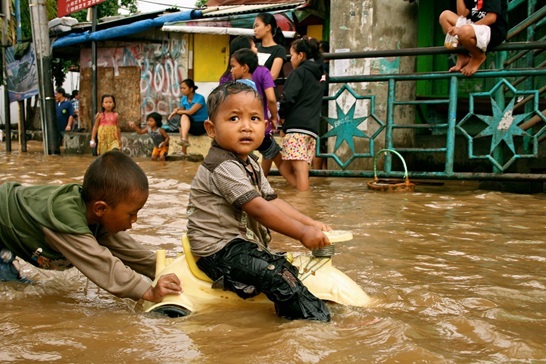 写真：カンポン・ムラユで洪水後に遊ぶ子ども（2013年1月）