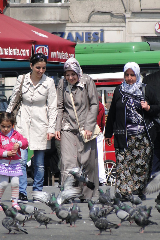 写真1　三者三様のスタイルで。子どもはビタミンカラー（イスタンブル市内）。