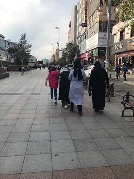 写真4　スルタンベイリの中心街を歩く女性たち。