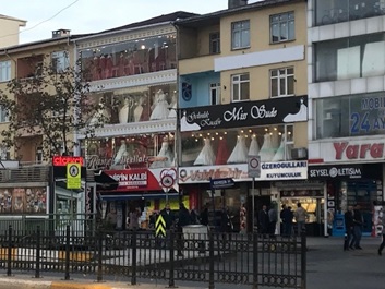 写真5　スルタンベイリの中心街は披露宴関連の店が軒を連ねる。