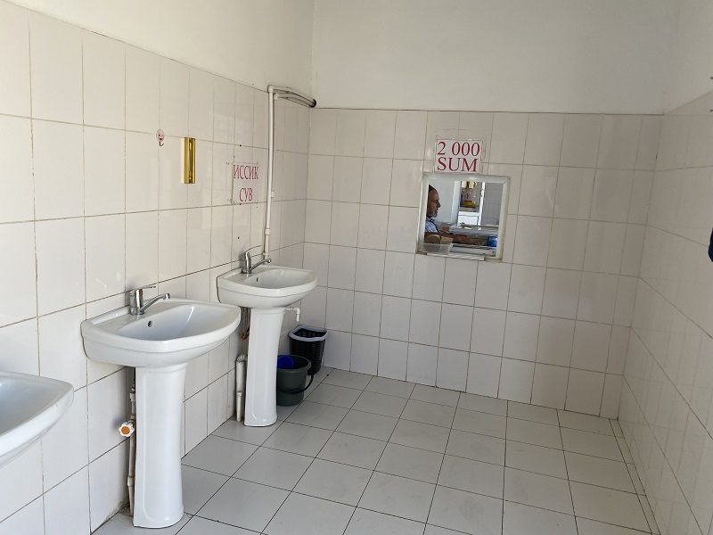 写真2　男子トイレと女子トイレの間に管理人室のある公衆トイレ（2023年8月31日）