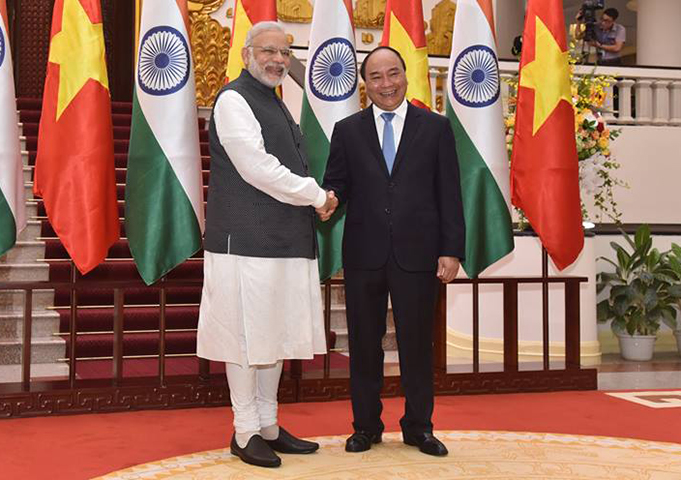 写真：ベトナムのグエン・スアン・フック首相（右）とインドのナレンドラ・モディ首相