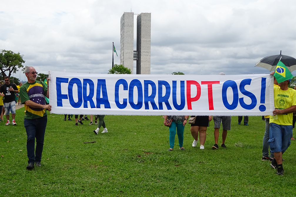 写真：横断幕を首都ブラジリアの中心部で掲げるボルソナーロ支持者