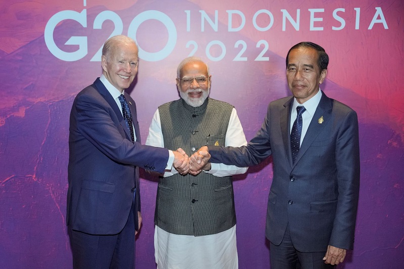 2022年11月：G20首脳会談でのアメリカのバイデン大統領（左）、モディ首相（中央）、インドネシアのジョコ大統領（右）。