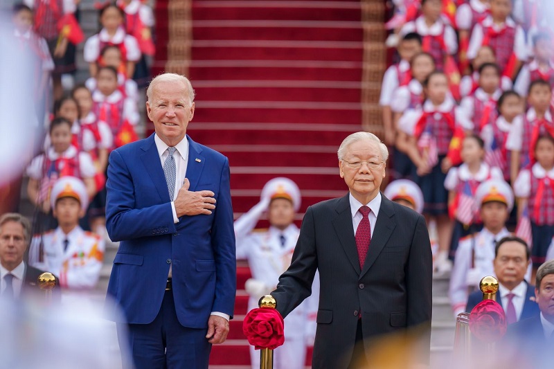 ベトナム国家主席府前で開催された歓迎式典で並ぶバイデン 米大統領とグエン・フー・チョン書記長（2023年9月10日）