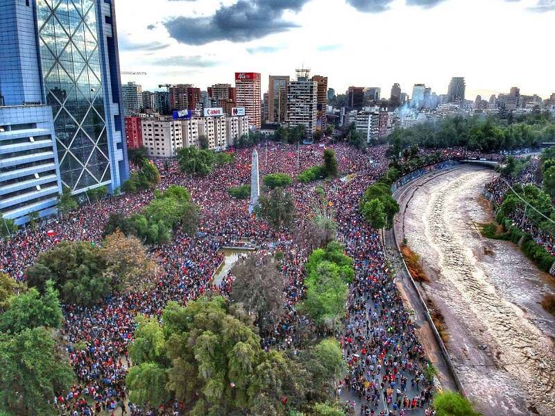 写真1　首都サンティアゴのバケダノ広場を中心としたデモの様子（2019年10月25日）