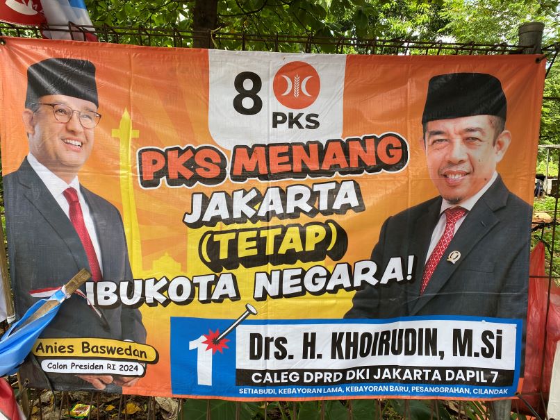 写真8　アニス候補（左側）を擁立する福祉正義党（PKS）議員（右側）のポスター。