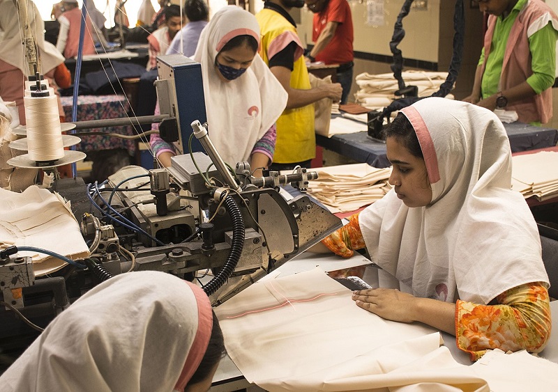 LDC卒業の影響が大きいバングラデシュの縫製工場で働く女性