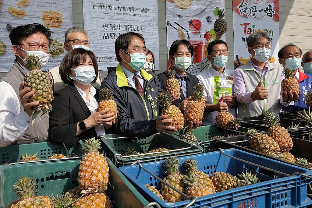 中国による輸入禁止を前に台湾産パイナップルをアピールする頼清徳次期総統（左から6人目、2021年２月）