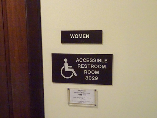 写真：車椅子で利用できるトイレ