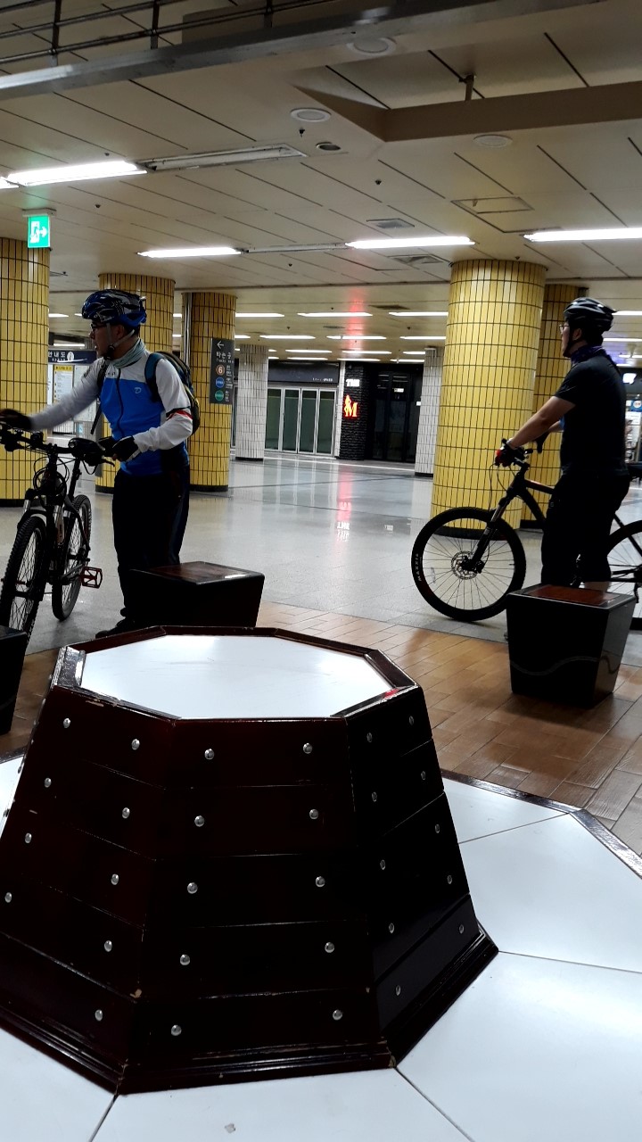 写真：地下鉄で移動してサイクリングを楽しむ人たち 