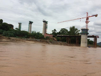 写真12：ルアンパバーン県のメコン川に架かる橋梁