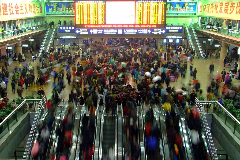 写真：春節の帰省客で混み合う北京西駅