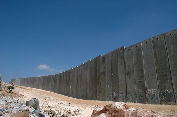 写真1　ヨルダン川西岸に建設された分離壁。