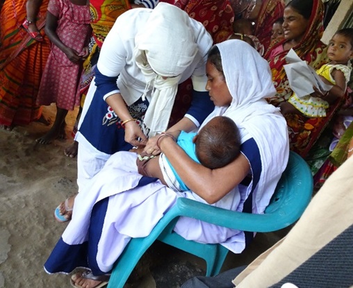 写真2：診療小屋での予防接種の様子