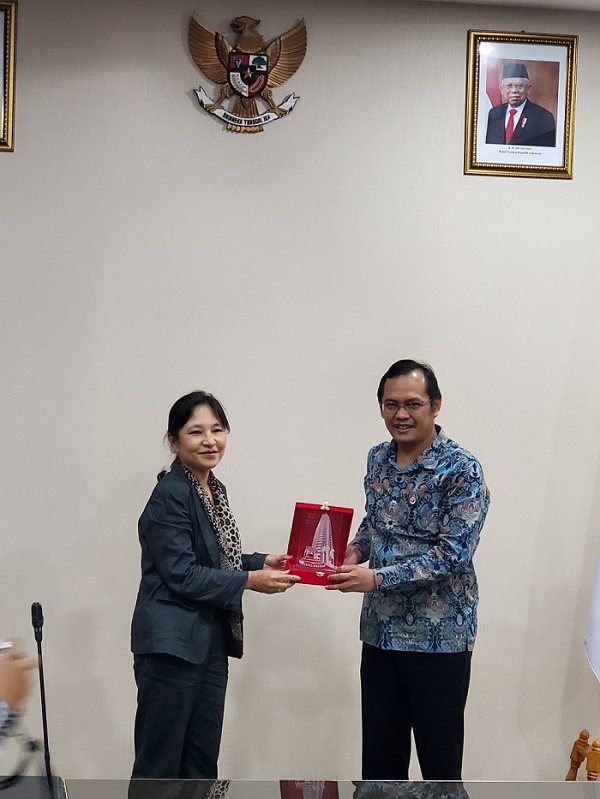 Prof. Ahmad Najib Burhani (Chairman of OR IPSH BRIN) and Dr. HAMADA Miki (Director-General of Development Studies Center, IDE-JETRO)