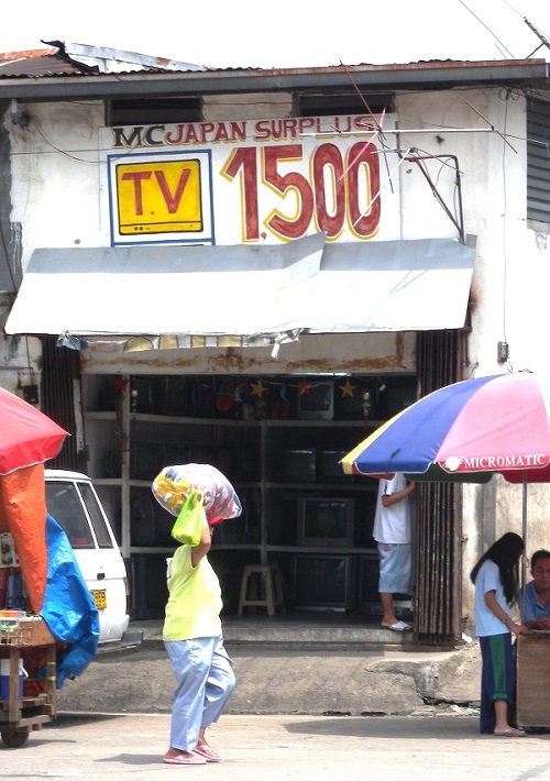 Photo 1. Secondhand TV shop in Metro Manila in the Philippines,photo by M. Kojima, 2009.