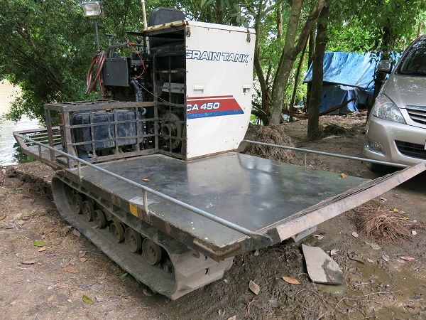 Photo 3. Locally developed paddy carrier in Vietnam, photo by S. Sakata, 2013