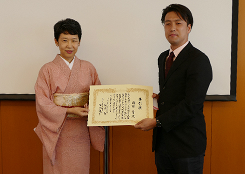 岡田 勇氏　左は佐藤理事