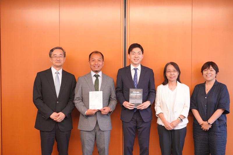 表彰式の写真①（左から木村所長、周氏、向山氏、竹中委員長、村山理事）