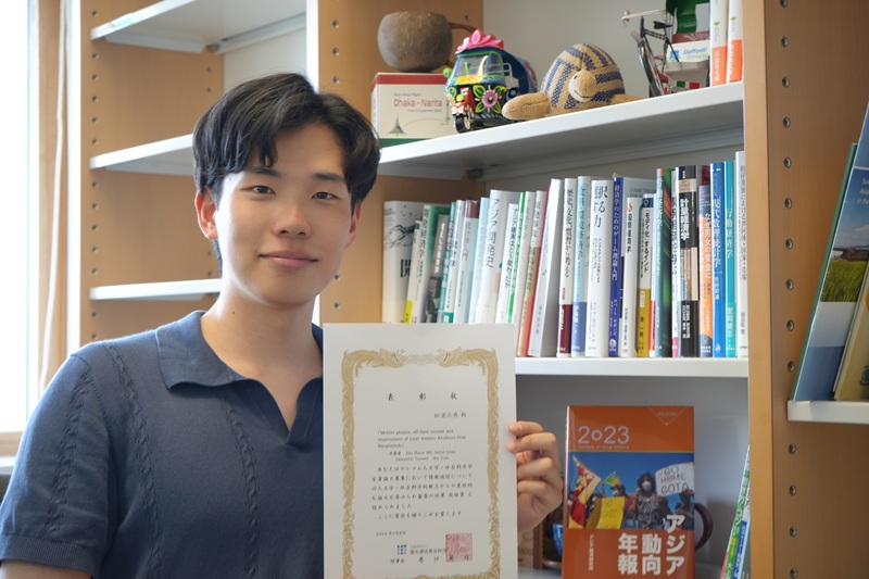 写真：第 41 回電気通信普及財団賞―テレコム人文学・社会科学学生賞を受賞した 松浦正典研究員 