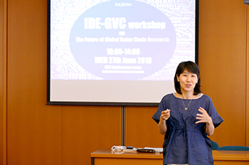 写真:開会にあたり趣旨説明を行う藤田麻衣東南アジアII研究グループ長 写真:開会にあたり趣旨説明を行う藤田麻衣東南アジアII研究グループ長