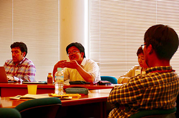 写真:新たな理論体系構築の可能性についての議論に参加する丁可東アジア研究グループ研究員 写真:新たな理論体系構築の可能性についての議論に参加する丁可東アジア研究グループ研究員