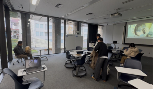 冒頭では、講師によるムビラの生演奏の中、参加者が迎え入れられました ©IDE-JETRO