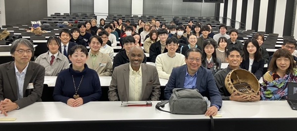 講師、「アフリカ塾」企画メンバー、参加者らの集合写真　©IDE-JETRO