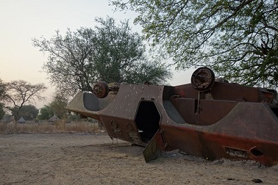 ひっくり返った戦車（南スーダンにて橋本栄莉氏撮影）