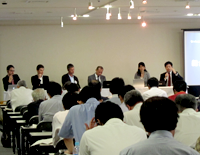 総合コーディネーター: 日本エネルギー経済研究所中東研究センター研究員 堀拔功二氏 討論者:ヴァレリー氏、ガードナー氏、松尾氏、石黒