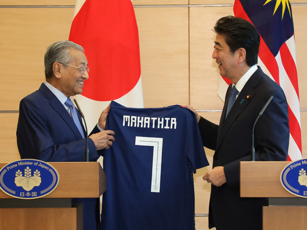 写真：92歳で第7代首相に就任したマハティール氏、安倍首相との会談後のひとコマ