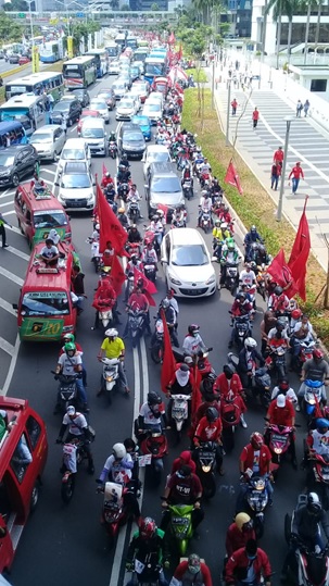 写真1　ジャカルタでのジョコウィ陣営支持者によるパレード