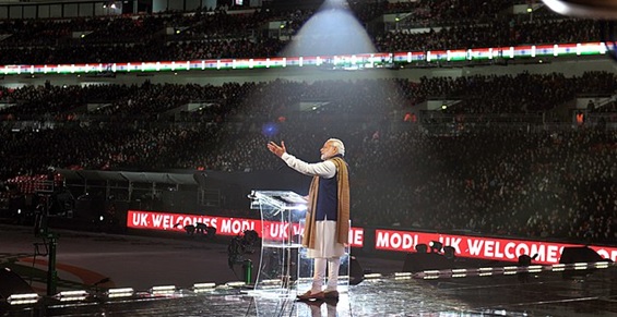 写真1　ロンドンのウェンブリー・スタジアムのステージに立ち、現地在住のインド系住民を前に演説するモーディー首相