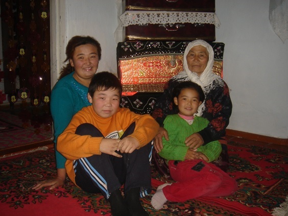 写真1　中国・新疆からカザフスタンに移住したカザフ人家族