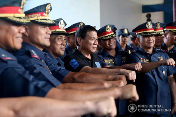 写真：フィリピン国家警察特殊部隊隊員とロドリゴ・ドゥテルテ大統領（2016年10月10日）。