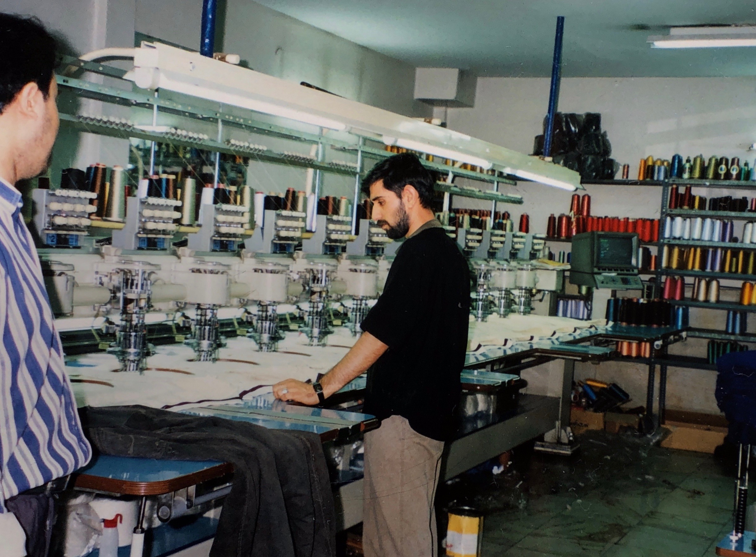 写真1　テヘラン市内のアパレル企業。ビルの一室に工場がある（1998年11月）。