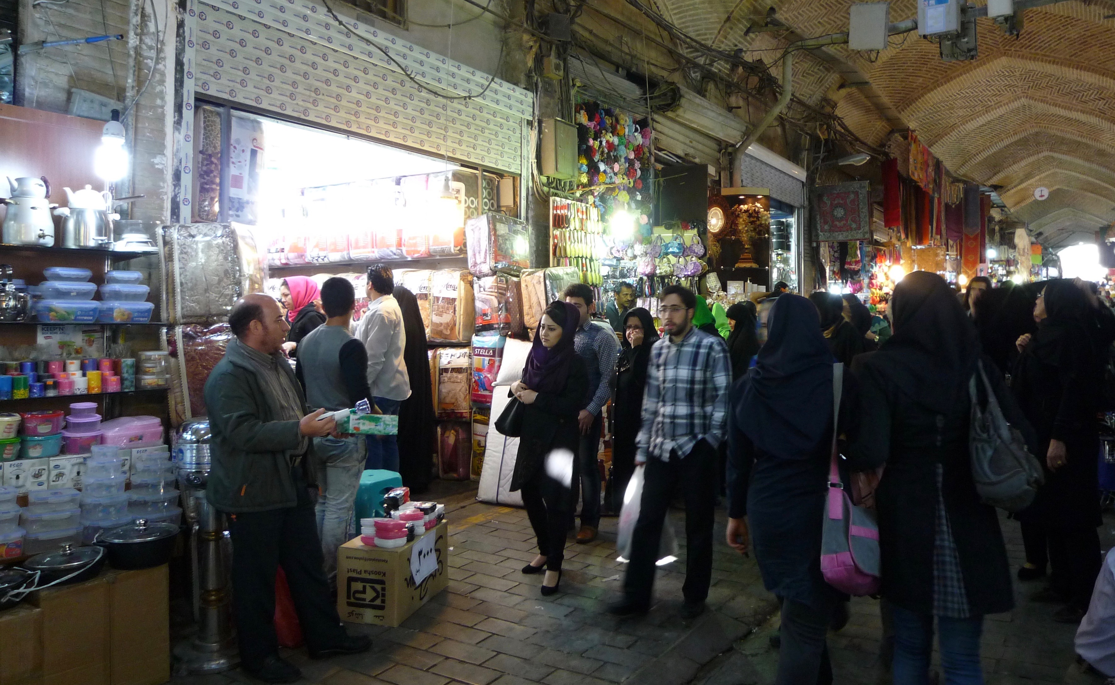 写真3　あらゆる品物が世界中から持ち込まれるテヘランの大バーザール（2013年10月）。