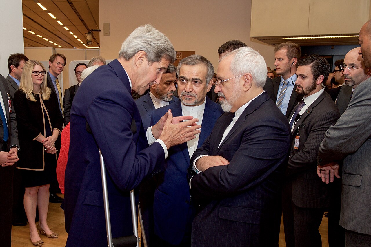 JCPOA交渉中のザリーフ・イラン外相とケリー米国務長官（2015年7月14日、米国務省）