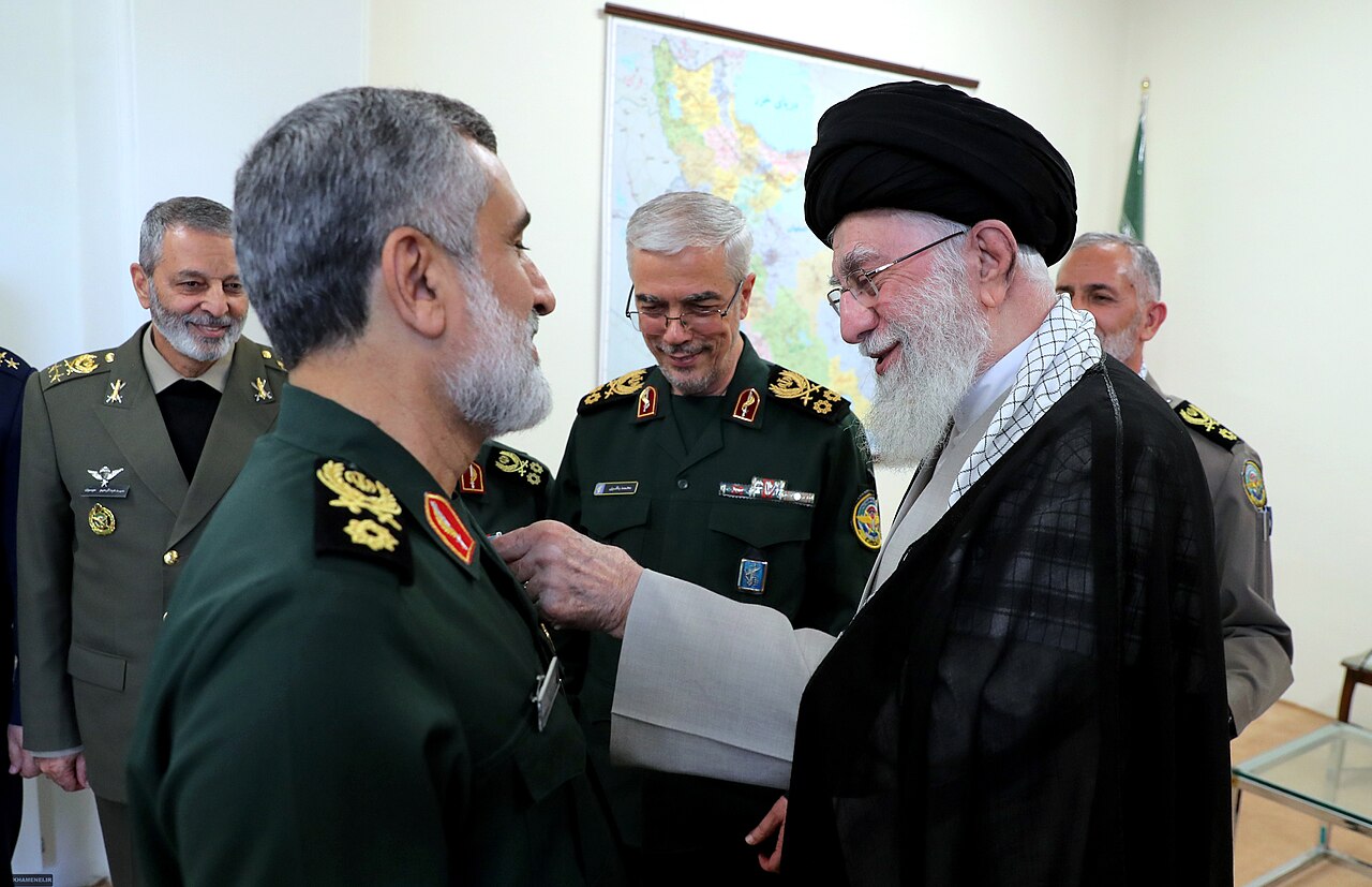 イスラエルに殺害されたハージーザーデ革命防衛隊航空宇宙軍司令官（左手前）と最高指導者（2024年10月6日、最高指導者事務所）