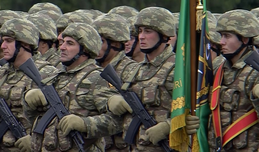 写真1　首都バクーで行進するアゼルバイジャン国軍兵士