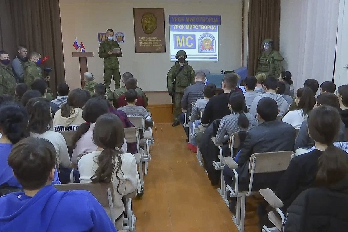 写真2　ナゴルノ・カラバフのステパナケルトの小学校でセキュリティ講義を行うロシア平和維持部隊