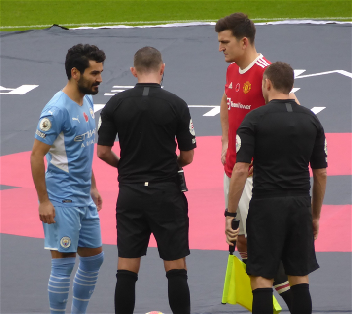 写真1：マンチェスター・シティ時代のギュンドアン（左の選手）