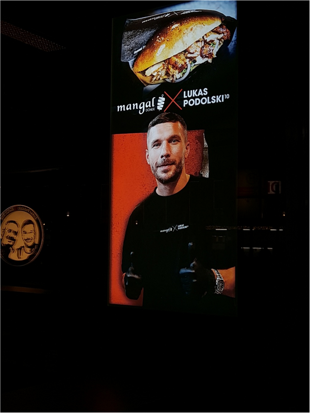 写真2：デュッセルドルフにあるポドルスキが経営するケバブ屋（2023年12月27日）