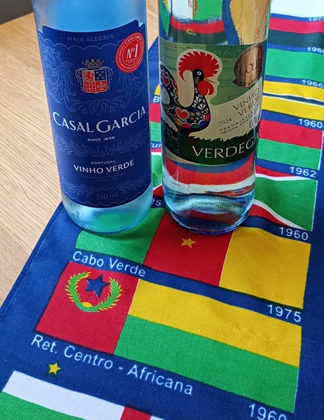 1975年の独立時から1992年までのカボ・ヴェルデの国旗。1992年のデザイン変更前は実にアフリカらしい三色旗だった。ちなみにボトルはお勧めワインのヴィーニョ・ヴェルデ