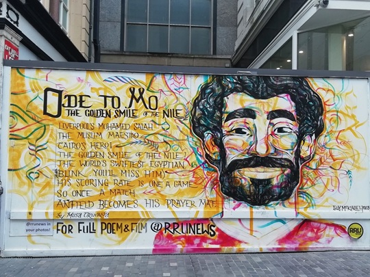 リヴァプール市の街中に描かれた、サラーを讃えるストリートアート。サラーがムスリムであることが強調されている