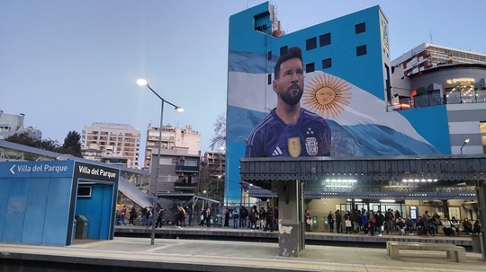 写真1　ブエノスアイレス市内のビジャ・デル・パルケ駅前にあるショッピングセンターの側面に描かれたメッシ（2023年8月11日撮影）